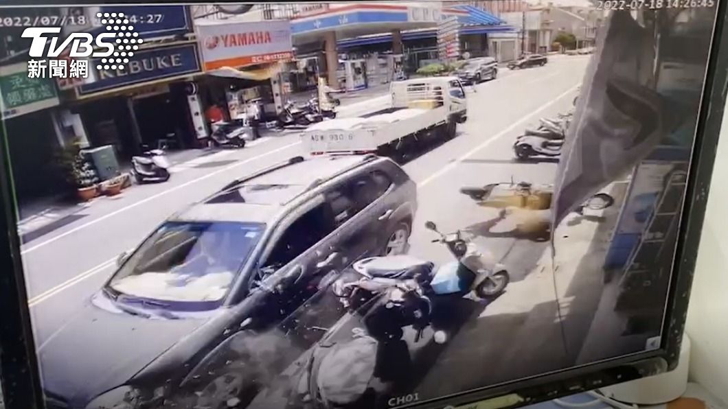 黑車繼續衝撞其他車輛。（圖／TVBS）