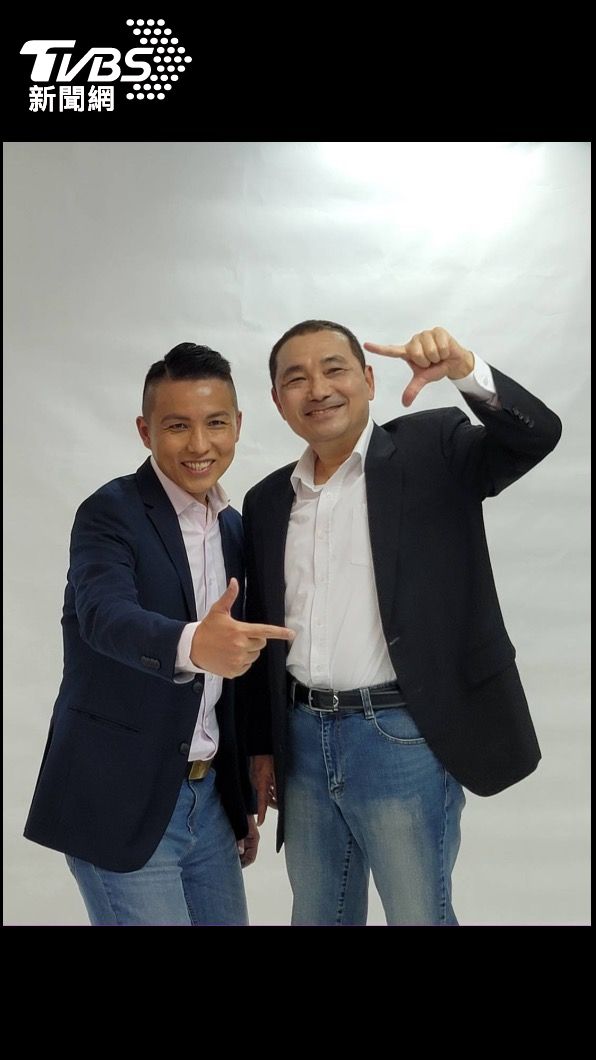 新北市長侯友宜與新北市議員陳偉杰合拍定裝照。(圖/TVBS)