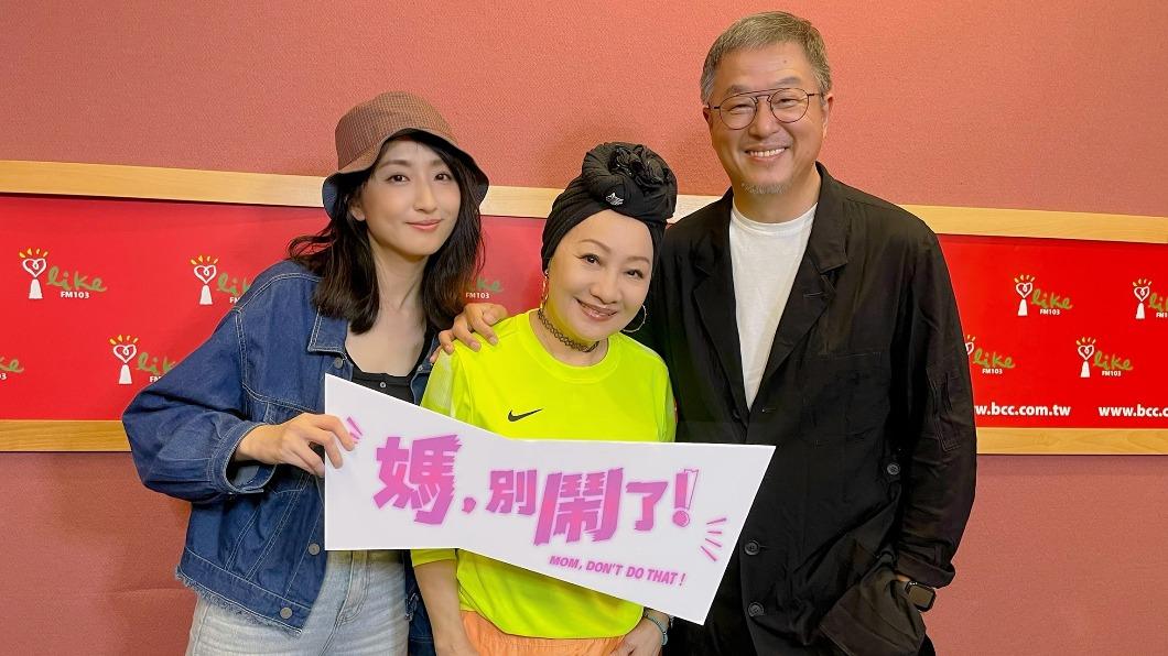 柯佳嬿(左一)、比莉(左二)接受王偉忠訪問。(圖/中廣提供)