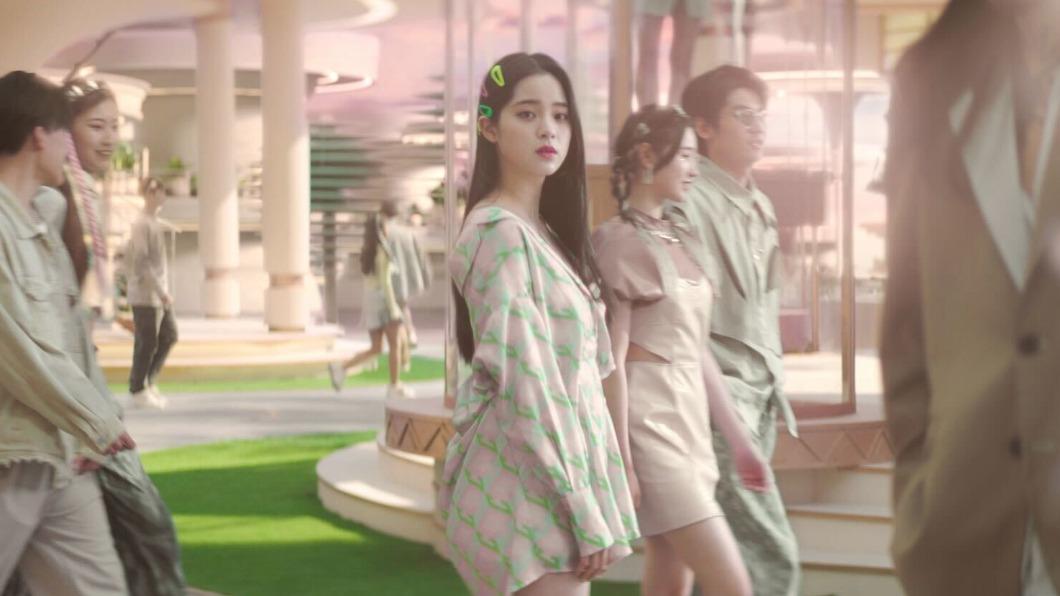 歐陽娜娜助陣MV。(圖/華納音樂提供)