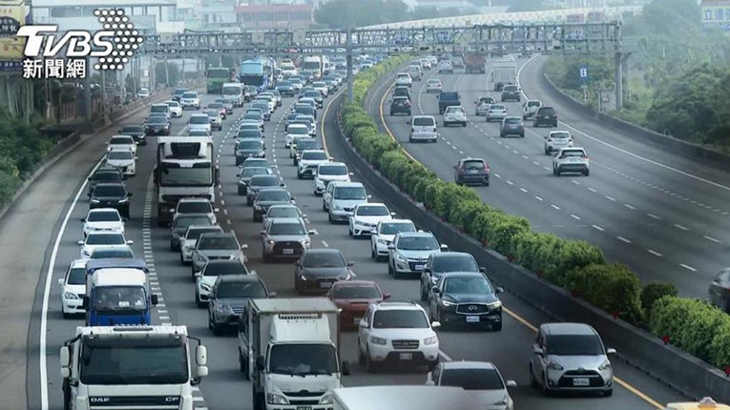 龜車成路障不自覺!駕駛怒公審引「路隊長」反嗆:不在乎