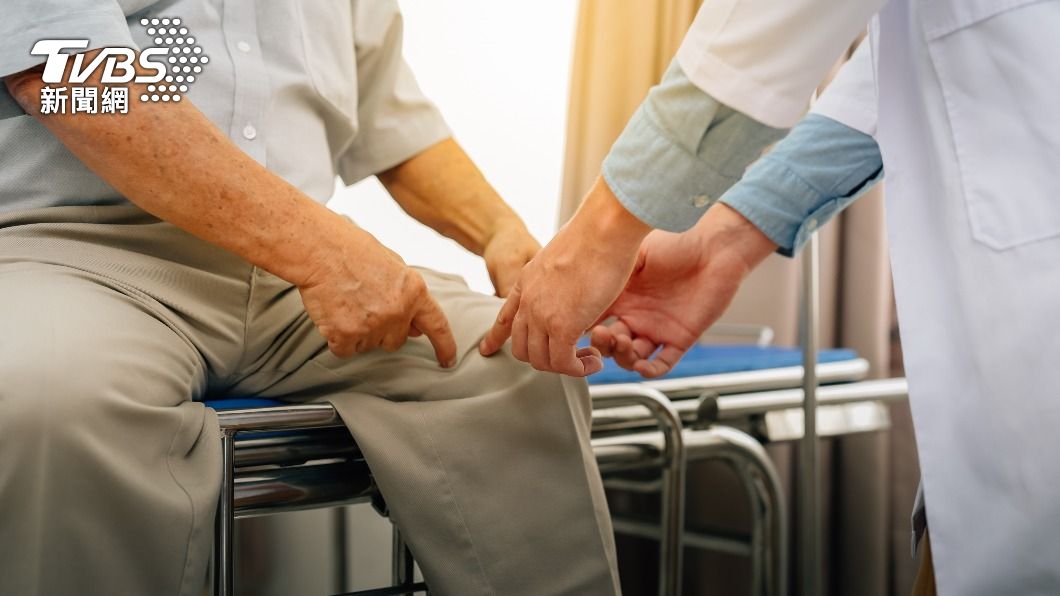 關節退化是老年常見疾病。(示意圖,非本文當事人/shutterstock達志影像)