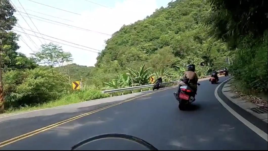 重機辣妹大秀美背!車友一看大驚:回家脫好幾層皮