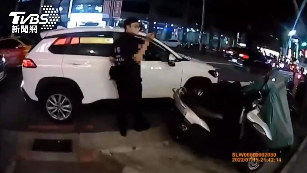 警方盤查共享汽車，意外查獲詐欺車手與毒品。（圖／TVBS）