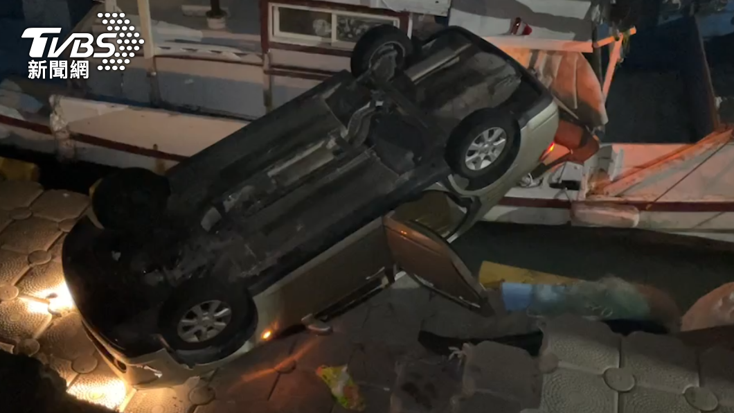 南寮漁港出意外!女倒車不慎衝破護欄 連人帶車墜碼頭