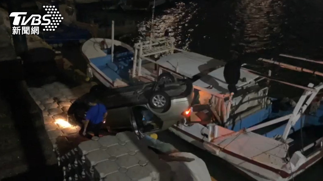 車輛墜落碼頭後撞毀船隻部分船艙。(圖/TVBS)