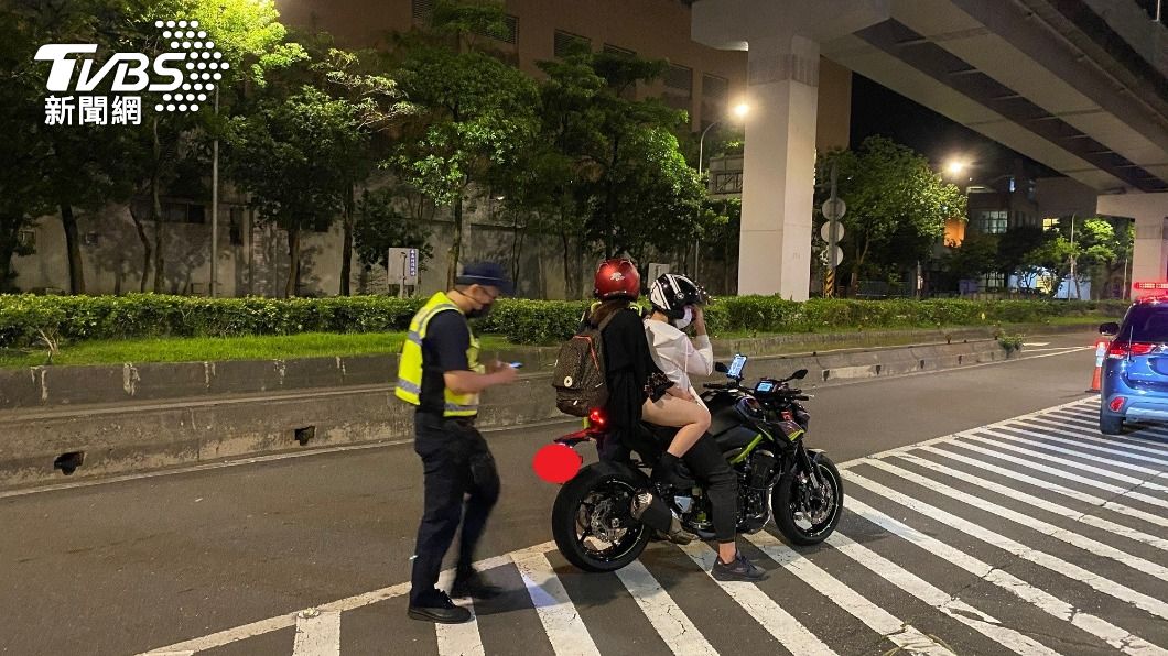 暑假期間，南港分局強力取締無照駕駛。（圖／TVBS）