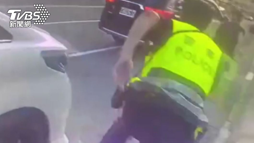 假配合下車趁機逃!警關心違停車駕駛揪出「槍砲通緝犯」
