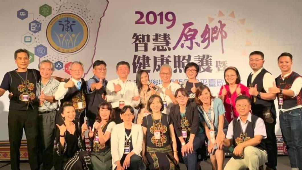 田知學貼出2019年在屏東的全國原住民大會照片，時任衛福部長陳時中在中後排的位置。（圖／翻攝自田知學臉書）