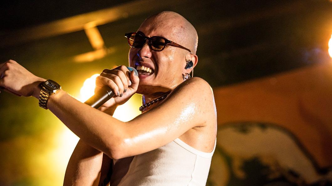 金曲紅毯爆紅後首登台!黃宣狂野「爆汗像洗澡」現場擠爆