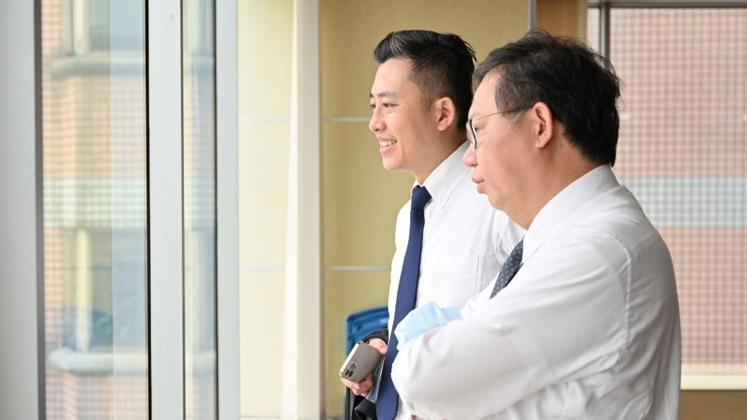現任桃園市長鄭文燦帶著候選人林智堅。(圖/翻攝自林智堅臉書)
