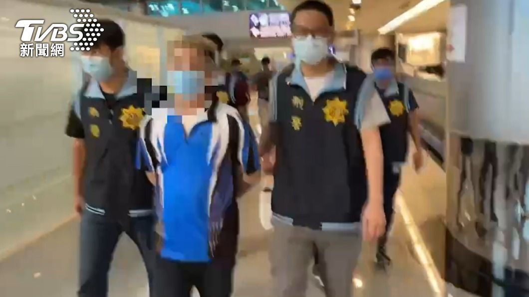 警方在機場內逮捕另名蔡姓嫌犯。（圖／TVBS）