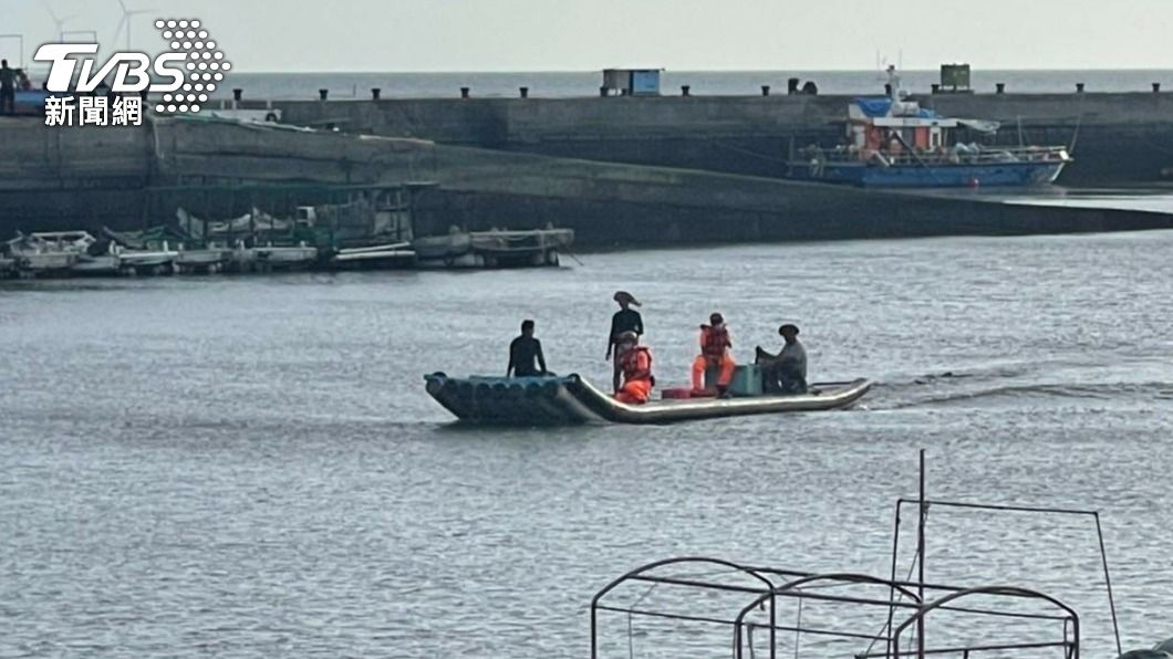 受困沙洲!玩「風箏衝浪」遭狂風吹翻 海巡借膠筏帶回2人