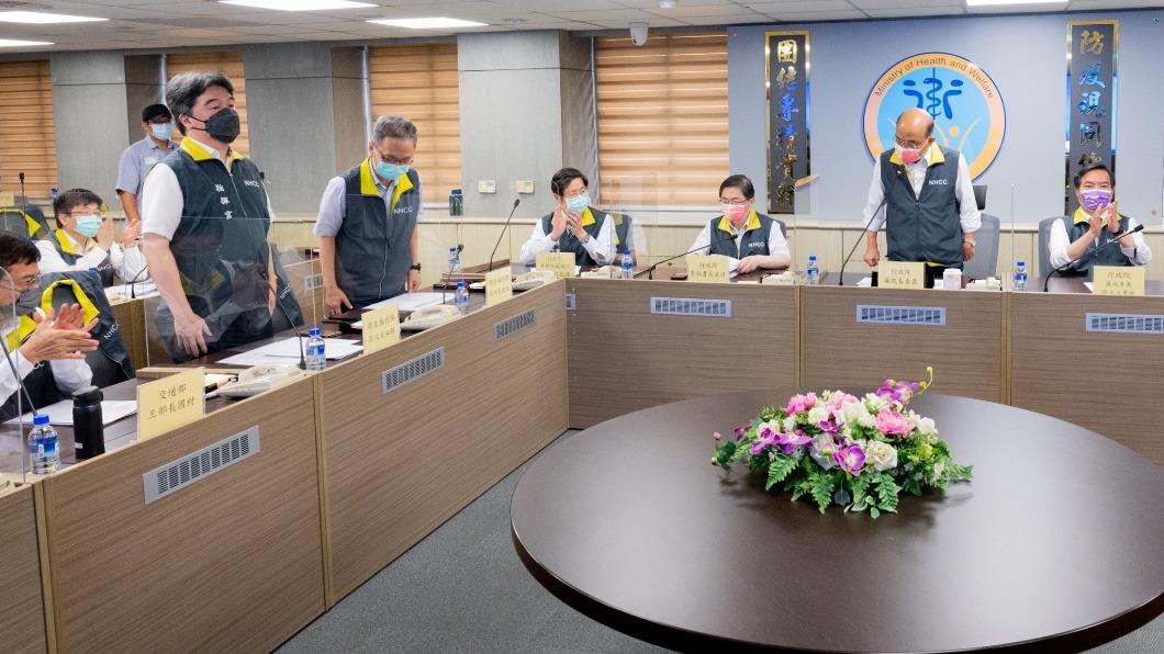 行政院長蘇貞昌上午主持擴大防疫會議,新任指揮官王必勝與衛福部長薛瑞元也出席。(圖/行政院提供)