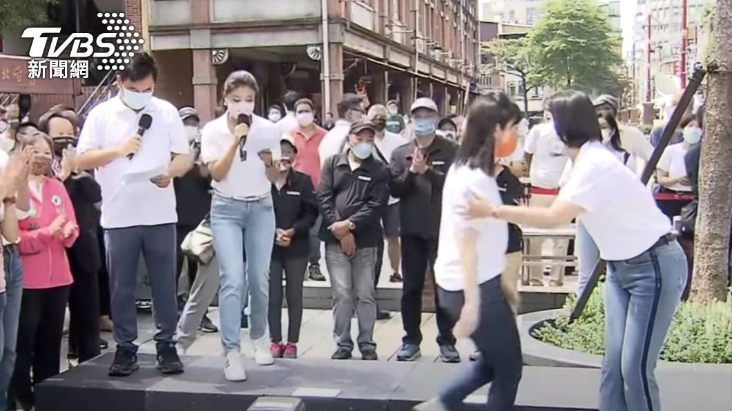 民進黨立委高嘉瑜上台一下子又跑下台。（圖／TVBS）