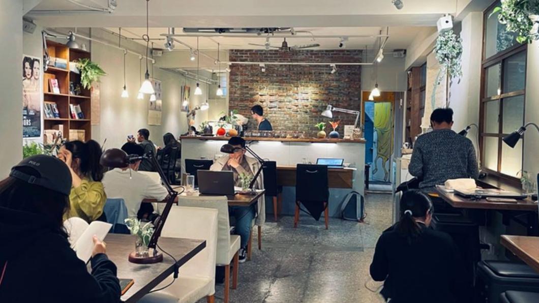 「行路Walk Cafe」從中午一路營業到凌晨12點，幾點來都可以。（圖／翻攝自Hi! I‘m Chris :)）