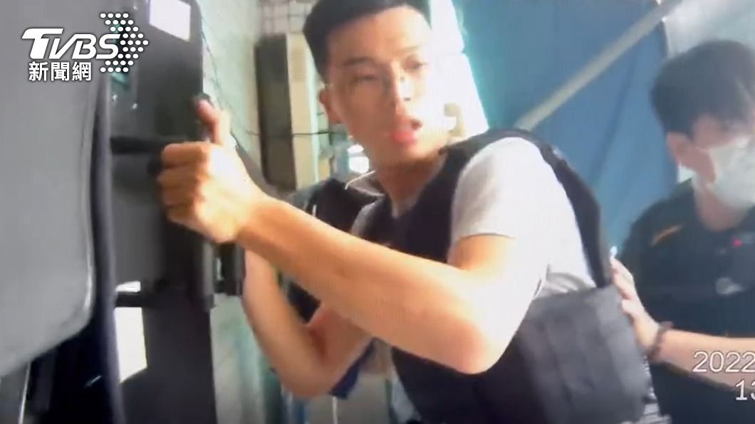 警方當時全副武裝準備攻堅。(圖/TVBS)
