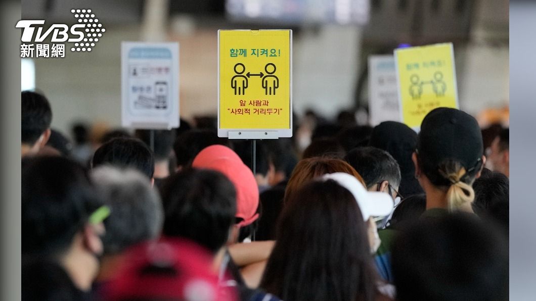 南韓政府張貼告示牌,提醒民眾保持適當社交距離。(圖/達志影像美聯社)