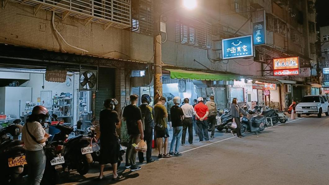 「阿義腿庫飯」是樹林人氣最高的便當店，營業時間都會有滿滿排隊人潮。（圖／翻攝自Nash‘s Wonderland）  