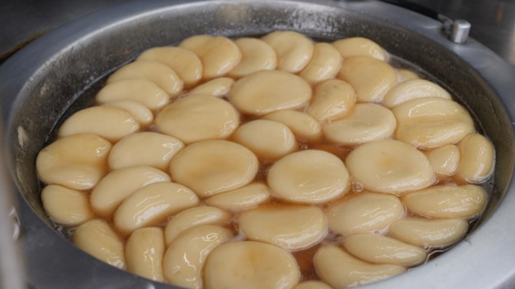 冬季限定的古早味魯麻糬（40元）以糖水小火慢煮，起鍋再淋上花生芝麻粉，熱熱吃很Q彈。（圖／翻攝自算命的說我很愛吃）