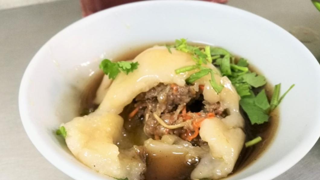 黑肉圓（30元）是指黑色醬汁＋肉圓，外皮還保有Q度。（圖／翻攝自花洛米一起去玩耍）