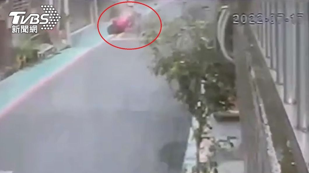 監視器拍下行搶過程,行搶的彭男一度摔車倒地。(圖/TVBS)