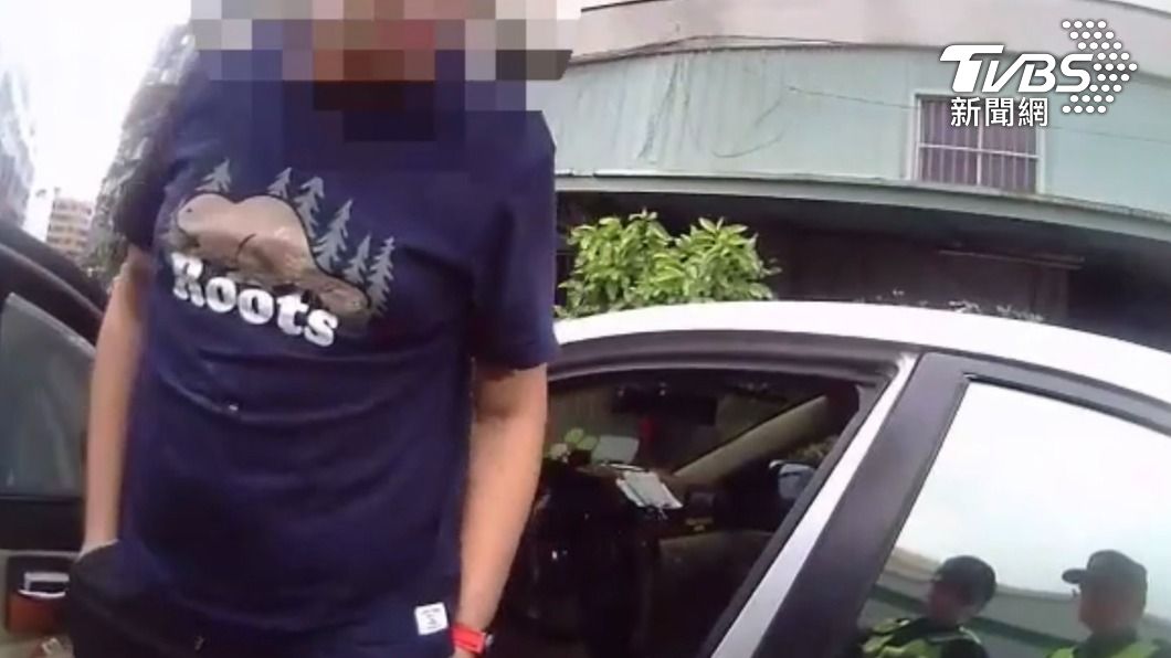 男子被抓的當下還神情迷糊的樣子。(圖/TVBS)