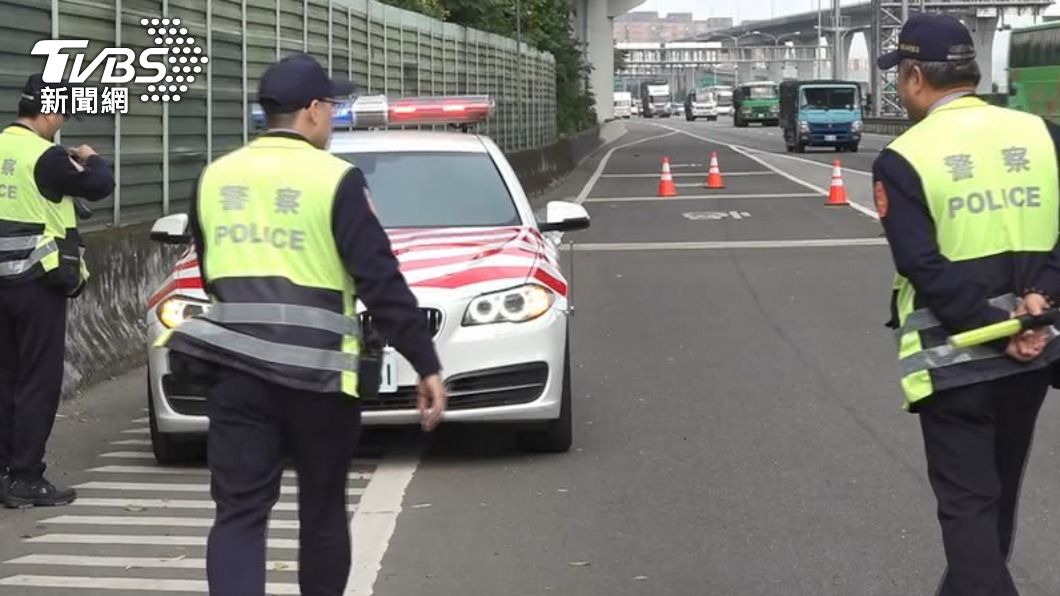 國道未繫安全帶遭警開單 駕駛倒退猛撞紅斑馬還扯「非故意」