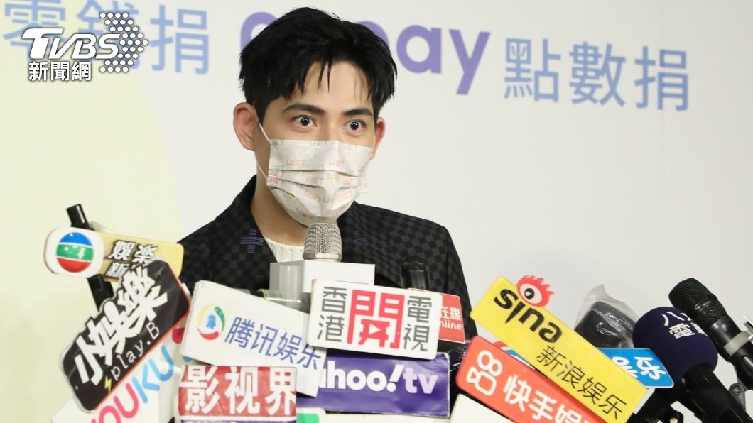 周渝民播放「F4」的表演影片,被女兒要求看別的。(圖/黃城碩攝)