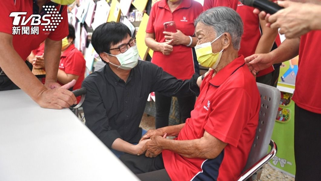 陳其邁視察關懷據點,與長者互動。(圖/中央社)