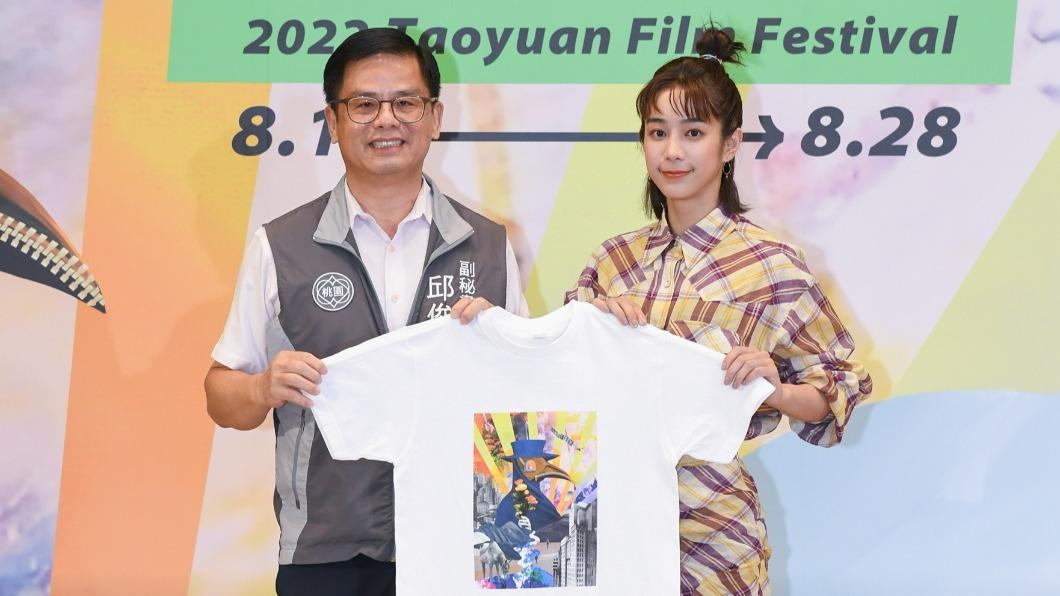 桃園市政府副秘書長邱俊銘致贈影展T-Shirt給影展大使温貞菱。(圖/桃園電影節提供)