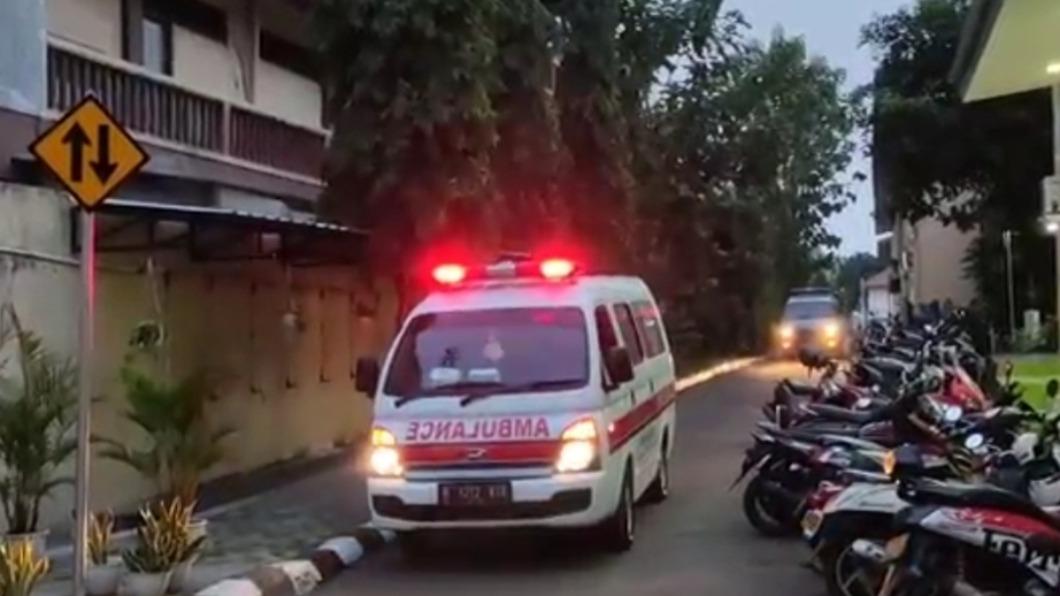 救護人員獲報後趕緊將傷者送醫急救。（圖／翻攝自Jakarta Globe）