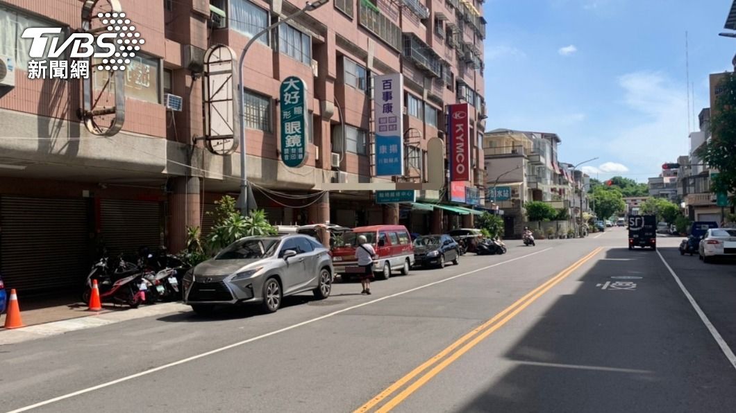 高雄女汽車併排不甩罰單 「同地點」違停六次遭扣存款清償