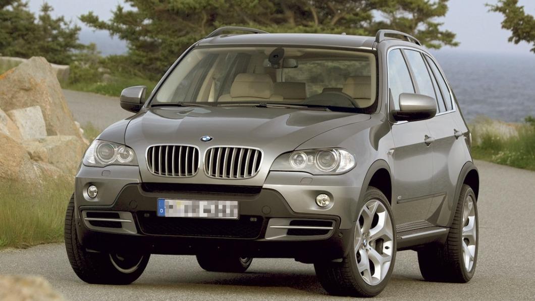 BMW X5不僅提供了更寬闊的空間機能,也導入先進的iDrive系統。(圖/BMW)