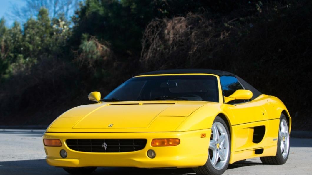 Ferrari F355 Spider搭載著3.5升V8引擎,可以輸出380匹的最大馬力。(圖/Ferrari)