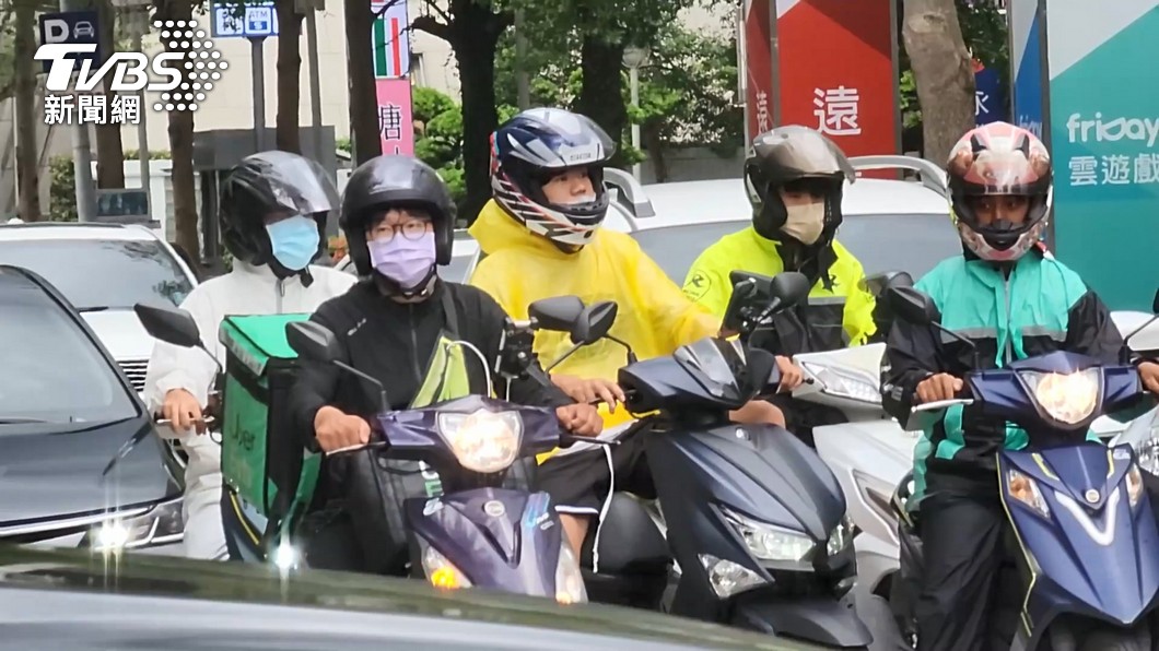騎機車、腳踏車可免戴口罩。(圖/TVBS)
