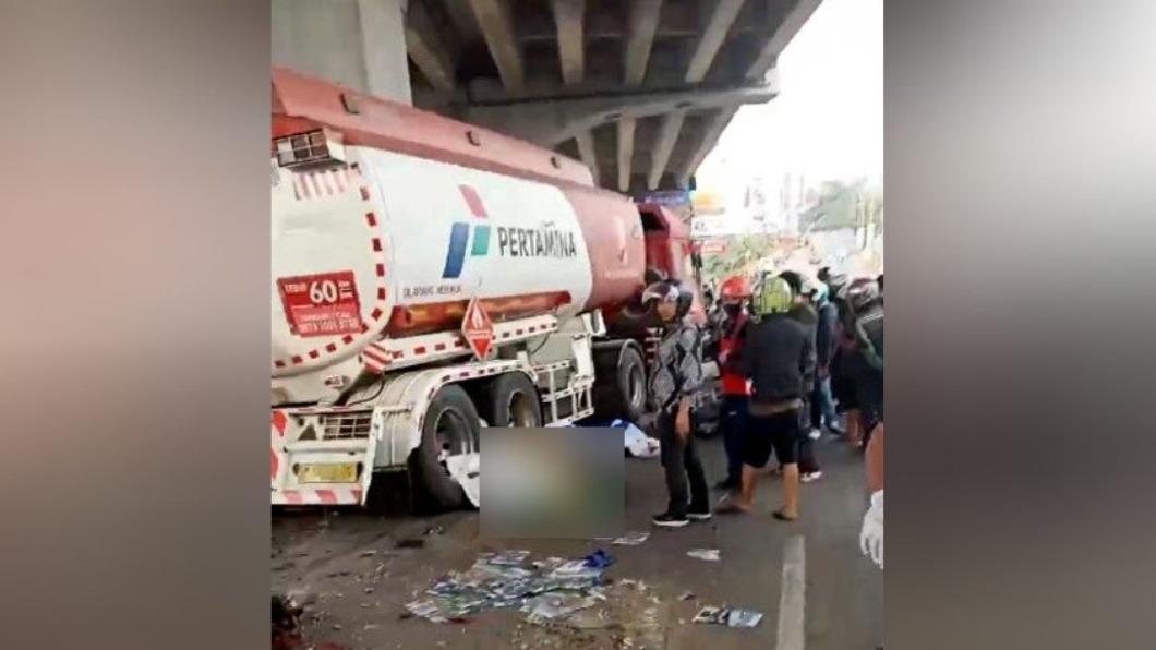這起事故造成至少11名駕駛身亡，另有數人重傷還在搶救。（圖／翻攝自Jakarta Globe）