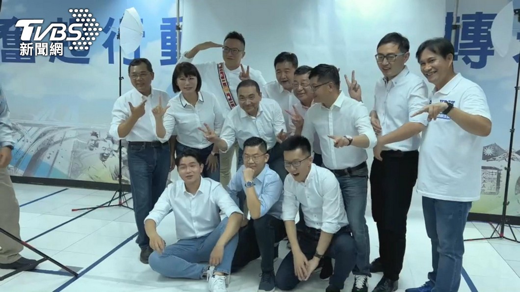 侯友宜19日拍攝定裝照時,許多外縣市議員也特別至新北與侯友宜合照,被外界認為他是國民黨領頭羊。(圖/TVBS)