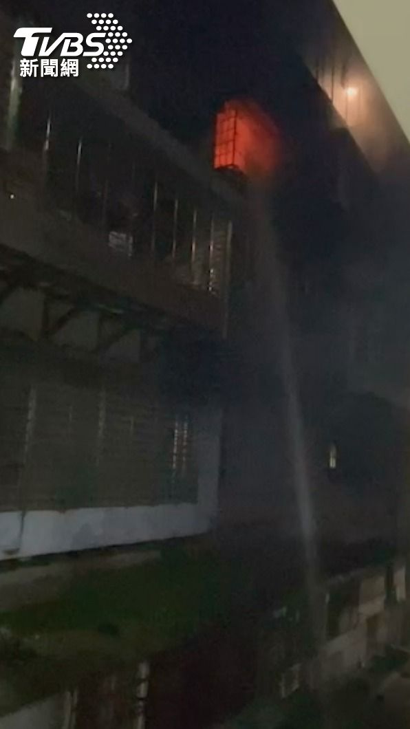 消防人員拉水線灌救。(圖/民眾提供)