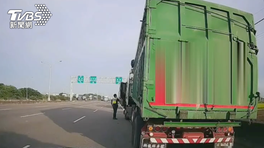 員警逐車攔查。(圖/TVBS)