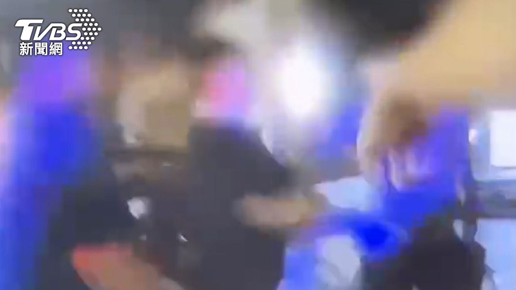 警方到場時雙方仍在拉扯，警員馬上出言制止。（圖／TVBS）