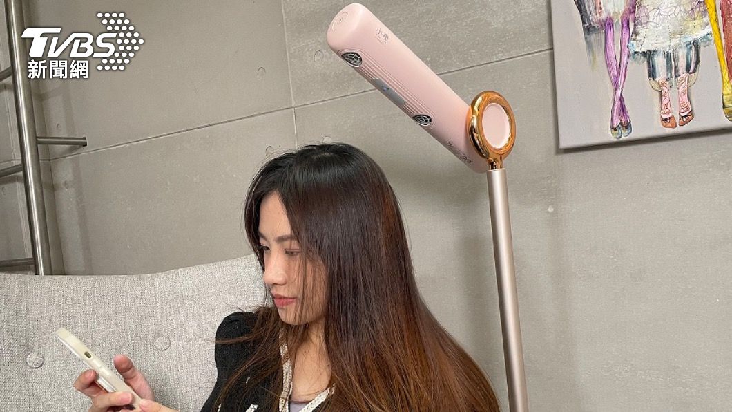 情人節夯品!懶人商機、不動手最熱門 直立吹風機、電視下殺