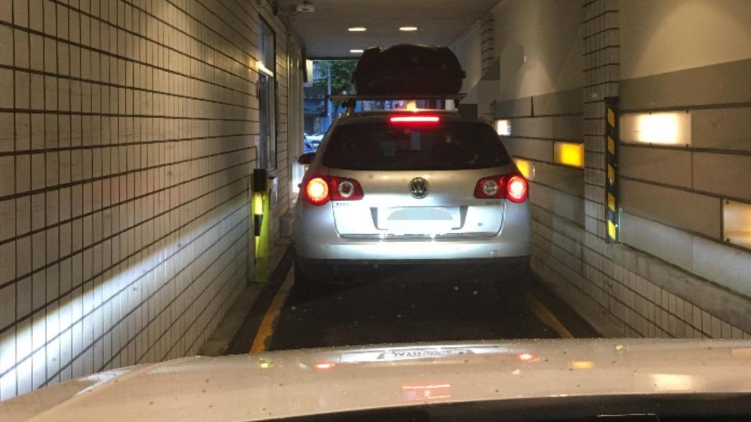 買薯條附刮刮樂?超窄地獄車道曝 網笑歪:可練直線7秒