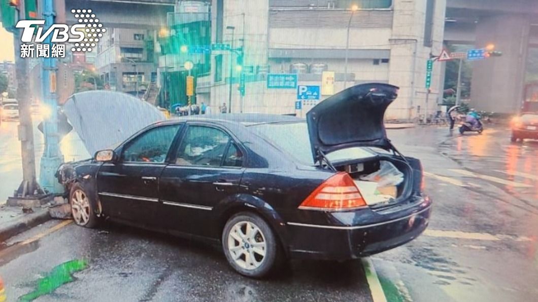 出門購物慘出事！父開車載女「一時恍神」猛撞分隔島