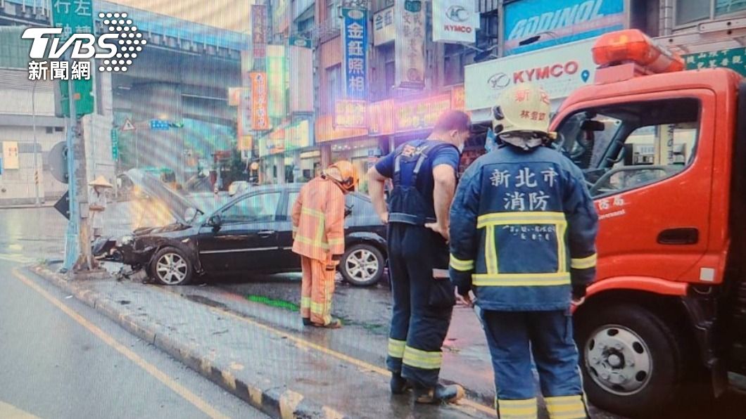 警消到場協助。(圖/TVBS)