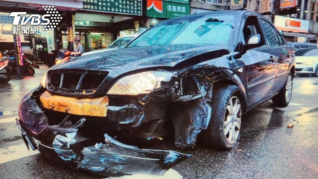 轎車車頭毀損,水箱破裂。(圖/TVBS)