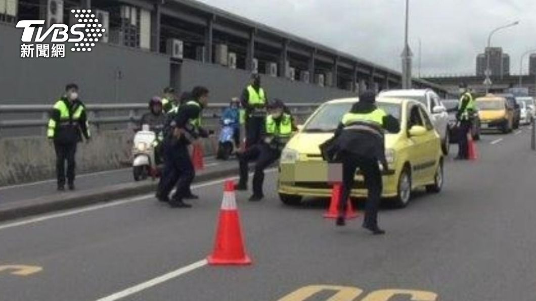 男子因擔心酒駕被抓駕車衝撞。(圖/TVBS)