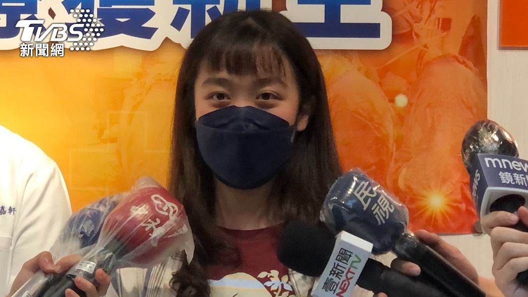 27歲的陳小姐在年輕時因背部長出青春痘,後續竟變成嚴重蟹足腫。(圖/TVBS)