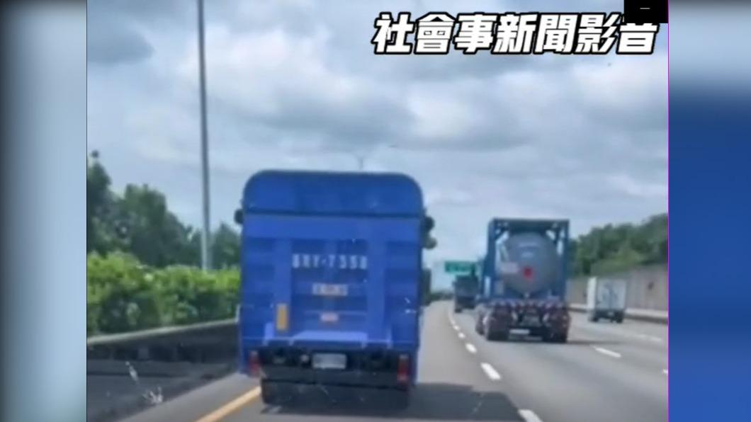 救護車不斷鳴笛、按喇叭。(圖/翻攝自社會事影音)