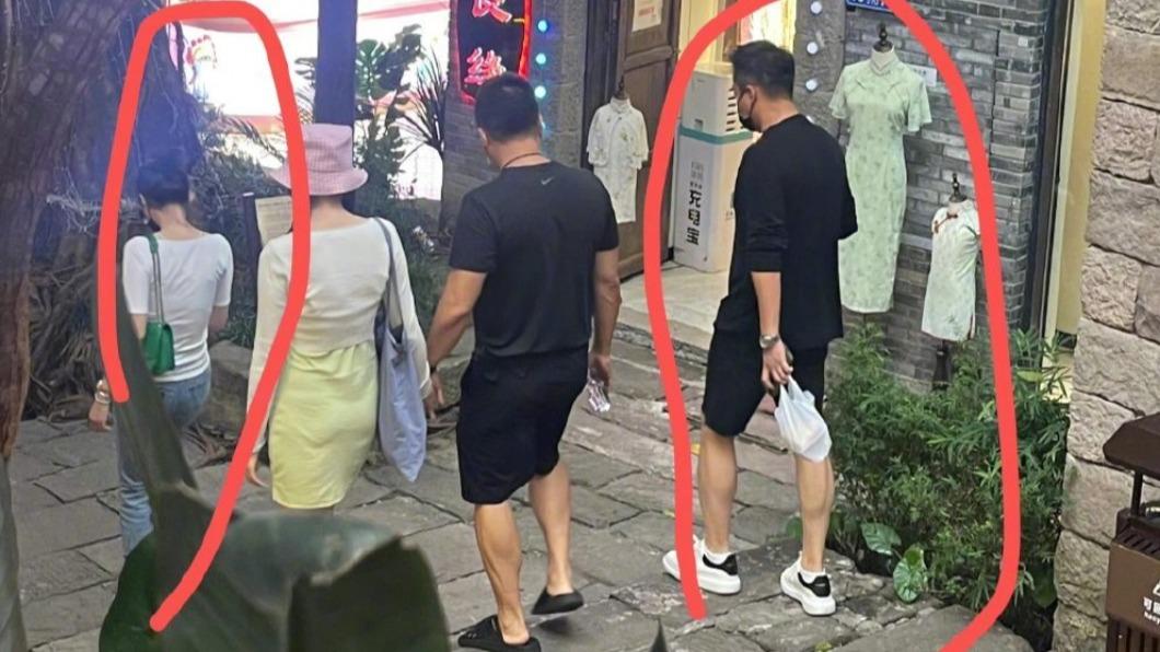 汪小菲（後）、張穎穎一前一後行動。（圖／翻攝自會火微博）